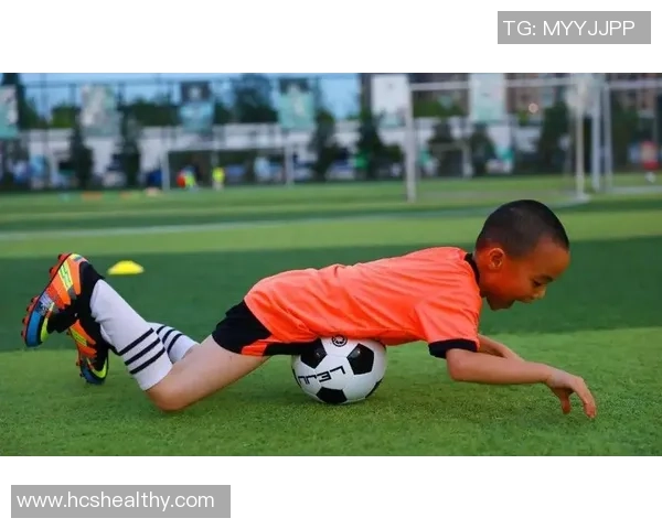 球星亲子互动踢足球：父爱与技巧的完美结合，传递运动精神与家庭温暖