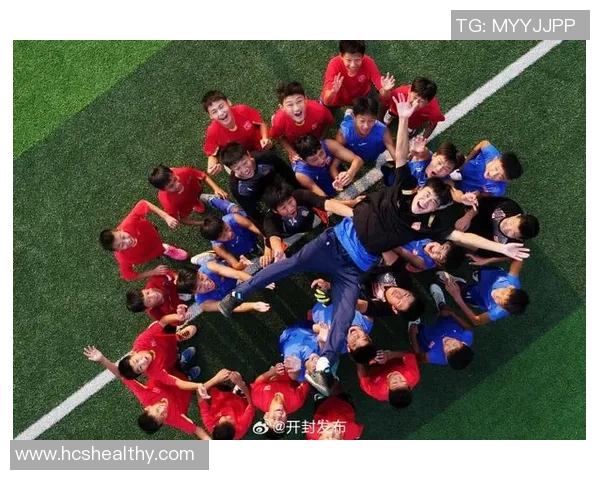 绿茵鏖战汗水飞扬足球球星衣服沾满泥土见证拼搏荣耀 绿茵鏖战汗水飞扬足球球星衣服沾满泥土见证拼搏荣耀