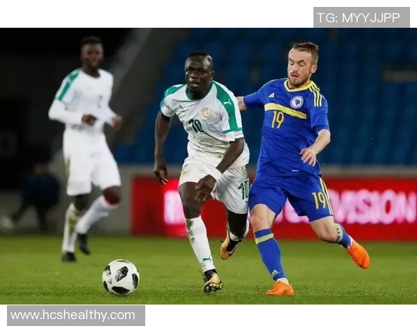 足球球星激烈对抗中惊险瞬间引发赛场安全关注 足球球星激烈对抗中惊险瞬间引发赛场安全关注